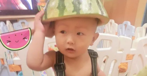 La nueva moda en China: disfrazar a los niños con sandías ...