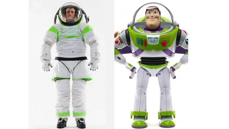 Nueva moda en la NASA: trajes Buzz Lightyear - América