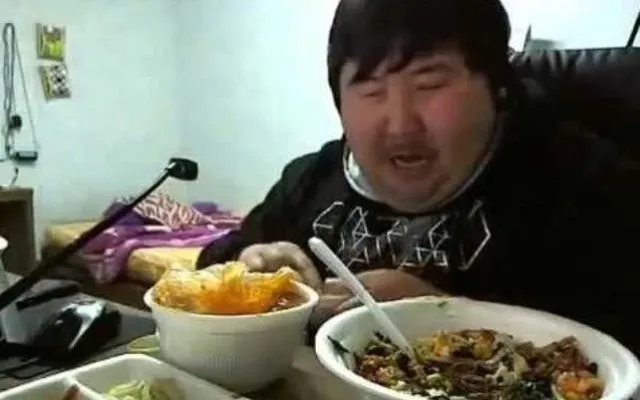 La nueva moda oriental: Ver por video a las personas comiendo ...