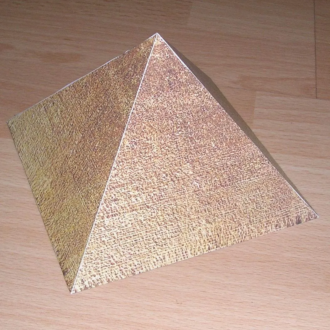 Modelos de papel de pirámides cuadrada