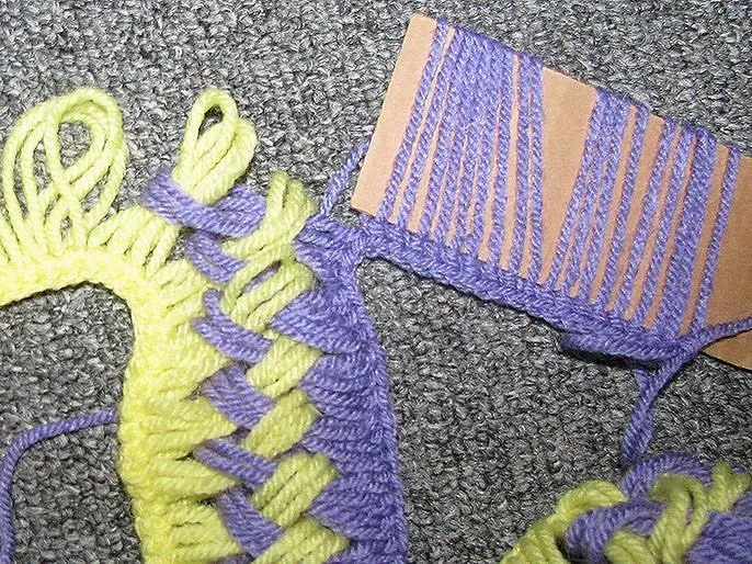 Moderna bufanda de crochet fácil hecha con un molde de cartón ...