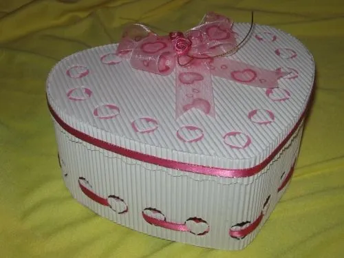 Cajas de papel corrugado en forma de corazon - Imagui