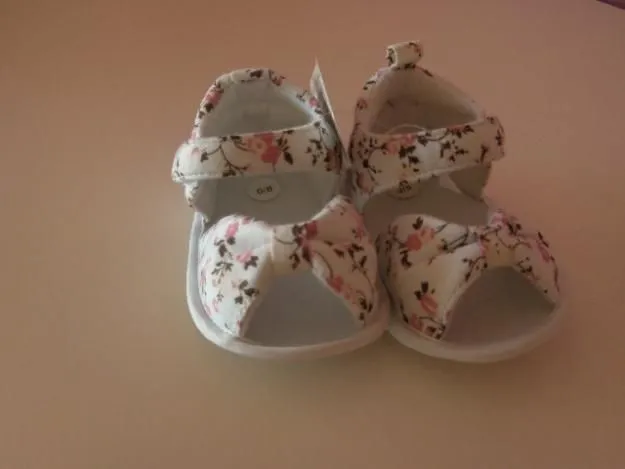 Sandalias para bebé hechas en foami - Imagui