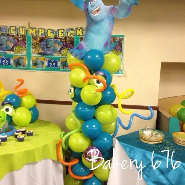 Monsters inc Balloon decoration Bakery 676 | Decoración con globos ...