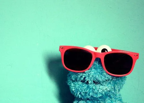 Elmo azul comiendo galletas - Imagui