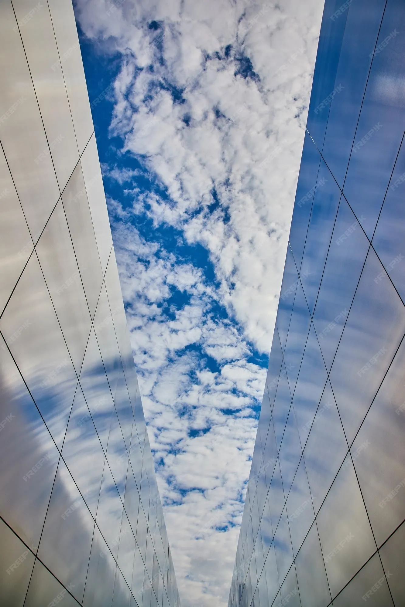 Monumento de acero para 9 11 con nombres de difuntos en nueva jersey con  nubes azules y manchadas en el cielo | Foto Premium