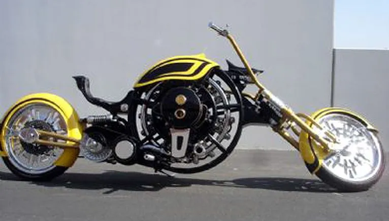 Moto Custom: Custom gialla a motore radiale