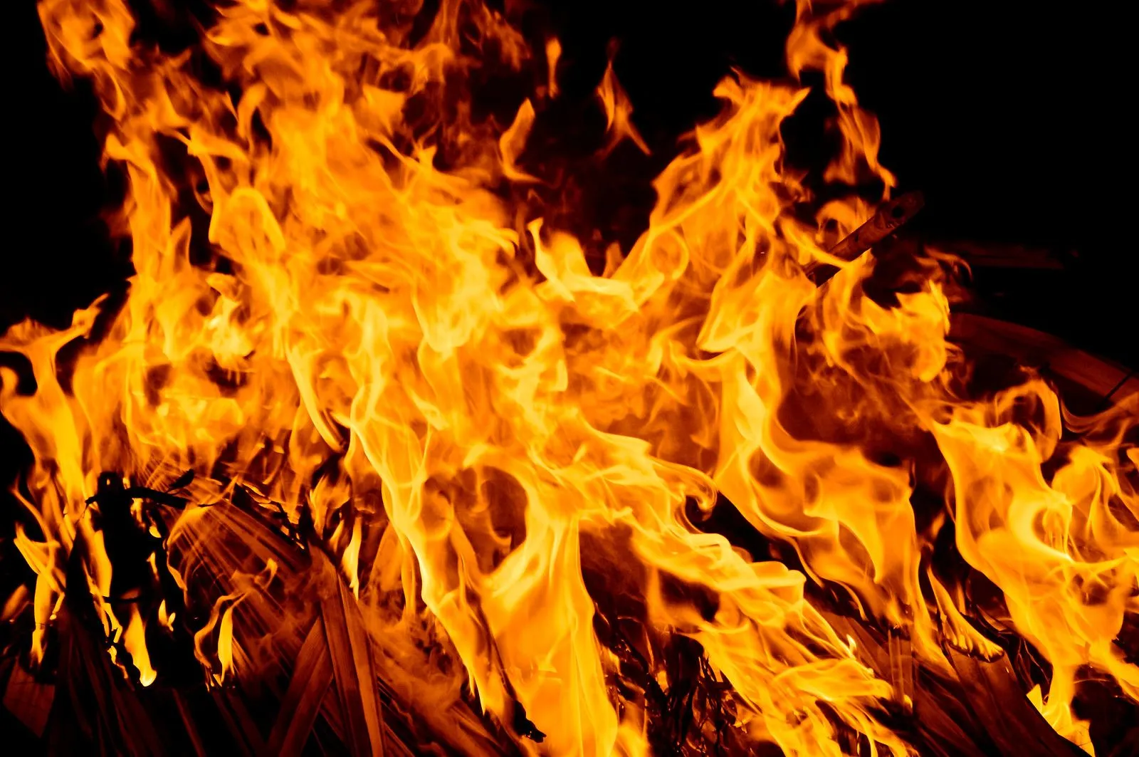 Y con cada movimiento telúrico apagar el fuego ardiente que ... Y con cada movimiento telúrico apagar el fuego ardiente que ...