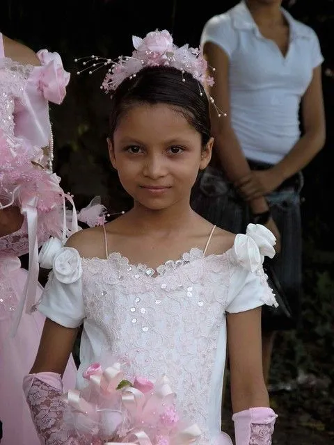 Muchacha en una fiesta de 15 años; Dolores, Cabañas, El Salvador ... Muchacha en una fiesta de 15 años; Dolores, Cabañas, El Salvador ...