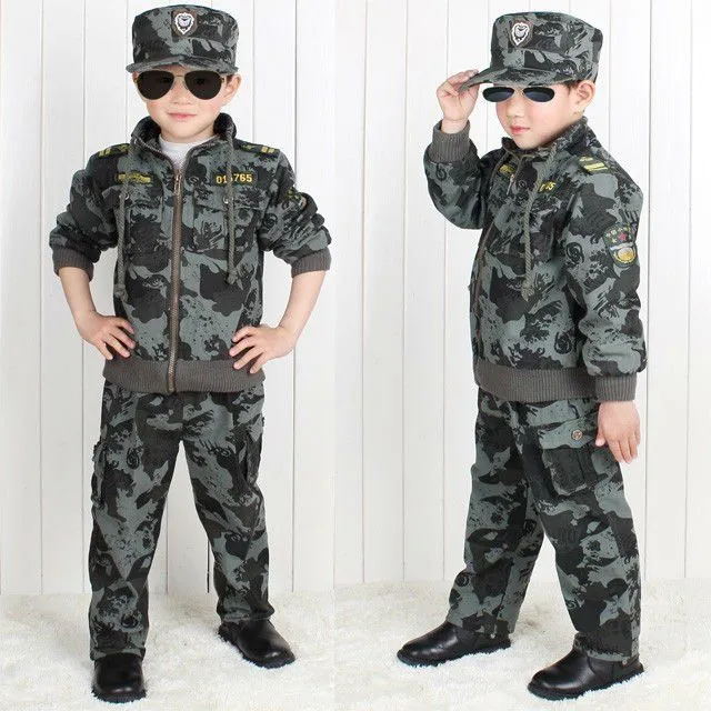 Del muchacho de los niños de exterior traje militar- Equipos de ...