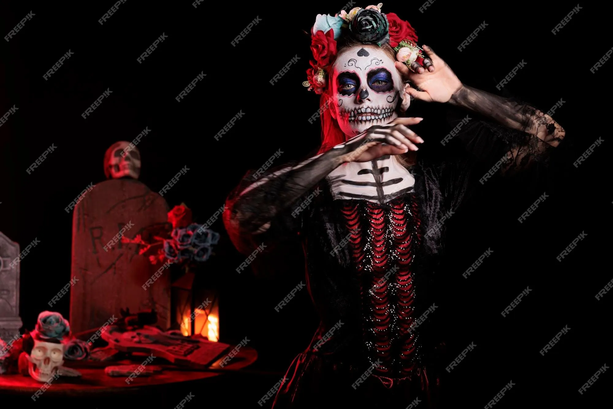 Mujer espeluznante haciéndose pasar por dama de la muerte con corona de  flores y maquillaje de calavera, vestida con traje negro de santa muerte.  celebrando dios de los muertos con arte corporal,