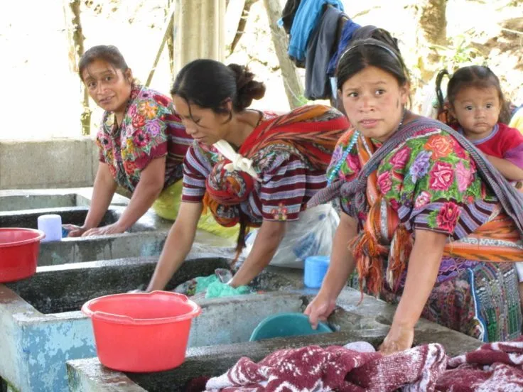 Mujeres del Caserío San Lorenzo lavando ropa | Personas de Patzún ...