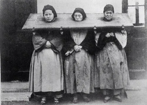 Tres mujeres culpadas de brujería. China, 1922. 