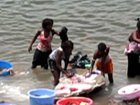 Mujeres lavando la ropa, Rio Kwanza, Luanda. - YouTube