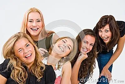 Cinco mujeres sonrientes.