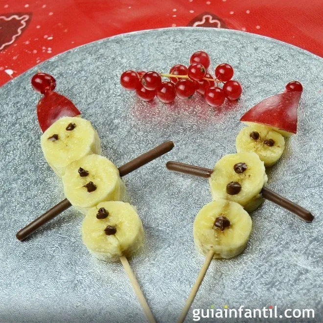 Muñeco de nieve con plátano. Postre de Navidad con frutas