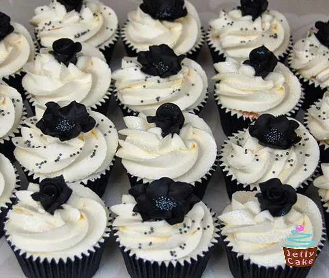 MuyAmeno.com: Cupcakes Blanco y Negro, parte 3