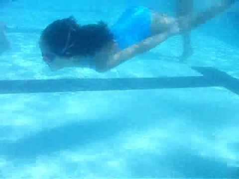 nadando debajo del agua - YouTube