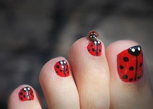 Nail art en las uñas de los pies con dibujos sencillos de ...