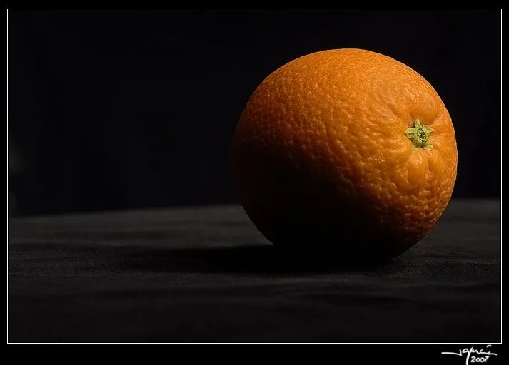 Una naranja, sólo una naranja. Un ejercicio de iluminación, texturas ... Una naranja, sólo una naranja. Un ejercicio de iluminación, texturas ...