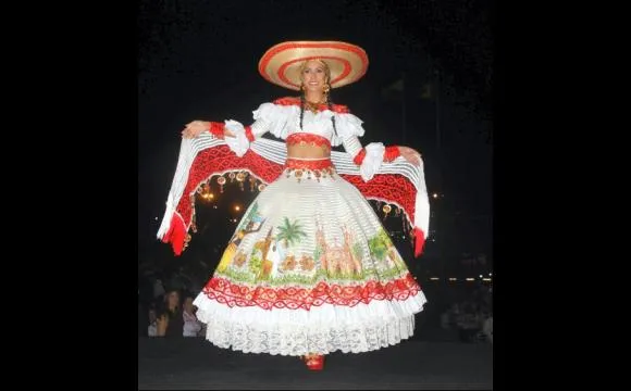 Natalia, de Antioquia, con el mejor traje artesanal | Natalia, de ...