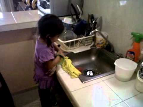 nena lavando trastes.3GP - YouTube