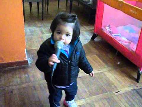niña de 1 año y 6 meses encanta cantando!!!z2 - YouTube