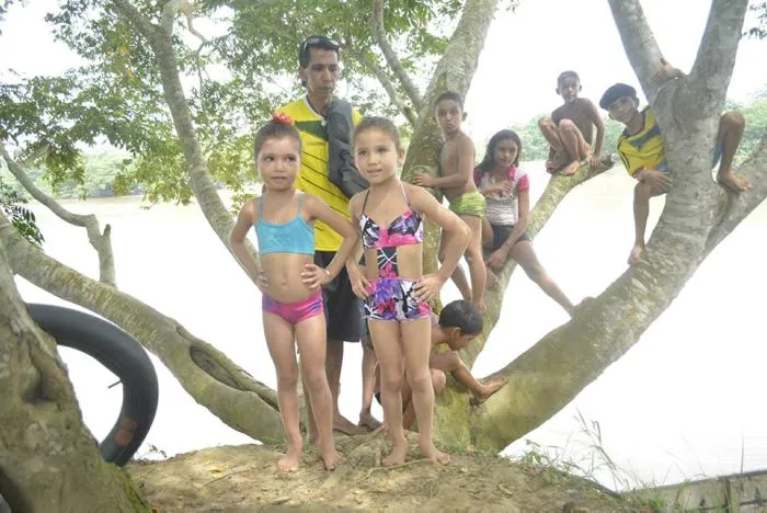 Niña de cinco años atraviesa el río Sinú nadando | niños nadadores ...