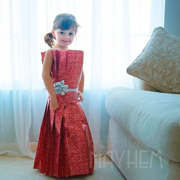 Niña de 4 años diseña vestidos de papel y se convierte en un éxito ...