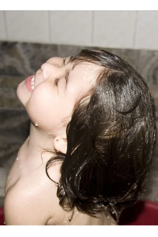 niña bañandose gertrudis Leiva von Bovet- Artelista.com