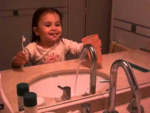 Niña Cepillándose los dientes - YouTube