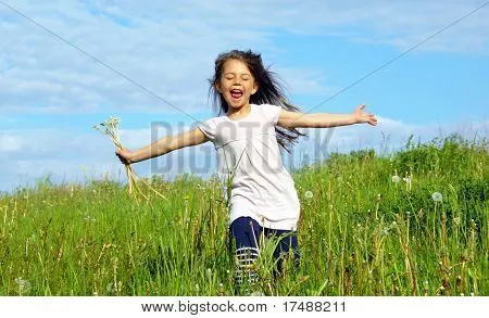 Un niña corriendo - Imagui