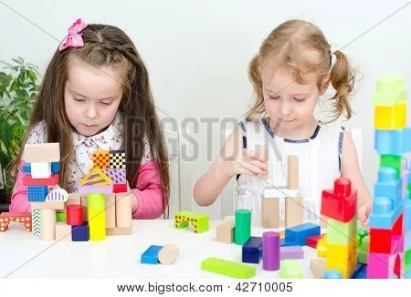 Dos niña jugando con bloques de construcción Fotos stock e ...