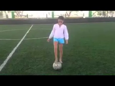 Niña jugando futbol - YouTube