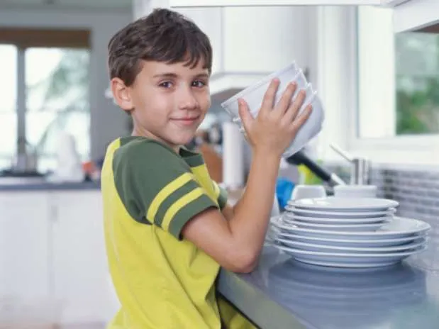 Niño lavando platos - Imagui