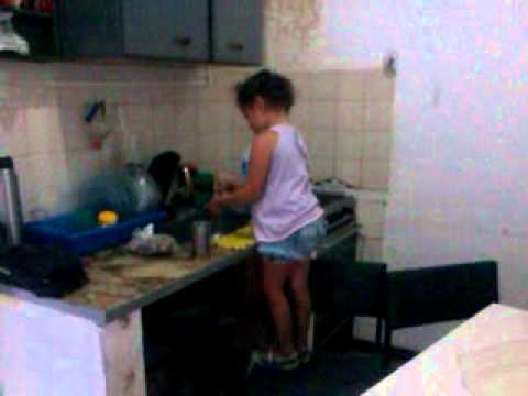 Niña lavando platos - YouTube