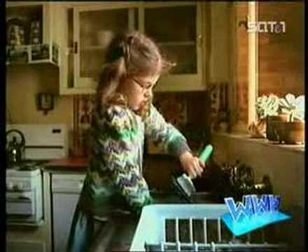 niña lavando trastes - YouTube