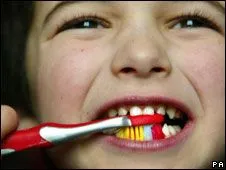 Niña lavándose los dientes Niña lavándose los dientes
