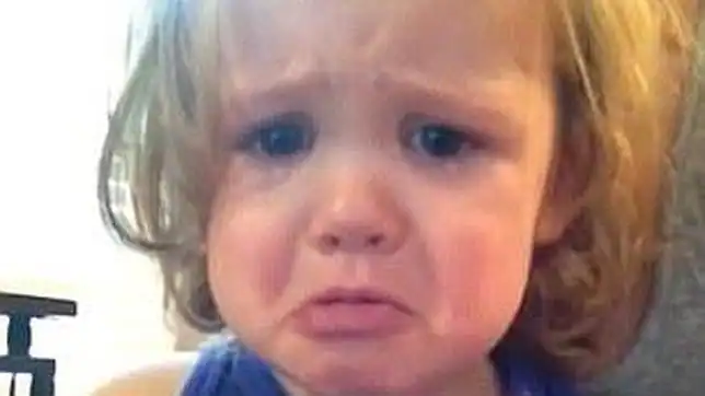 Una niña de dos años llora a lágrima viva al escuchar una canción ...