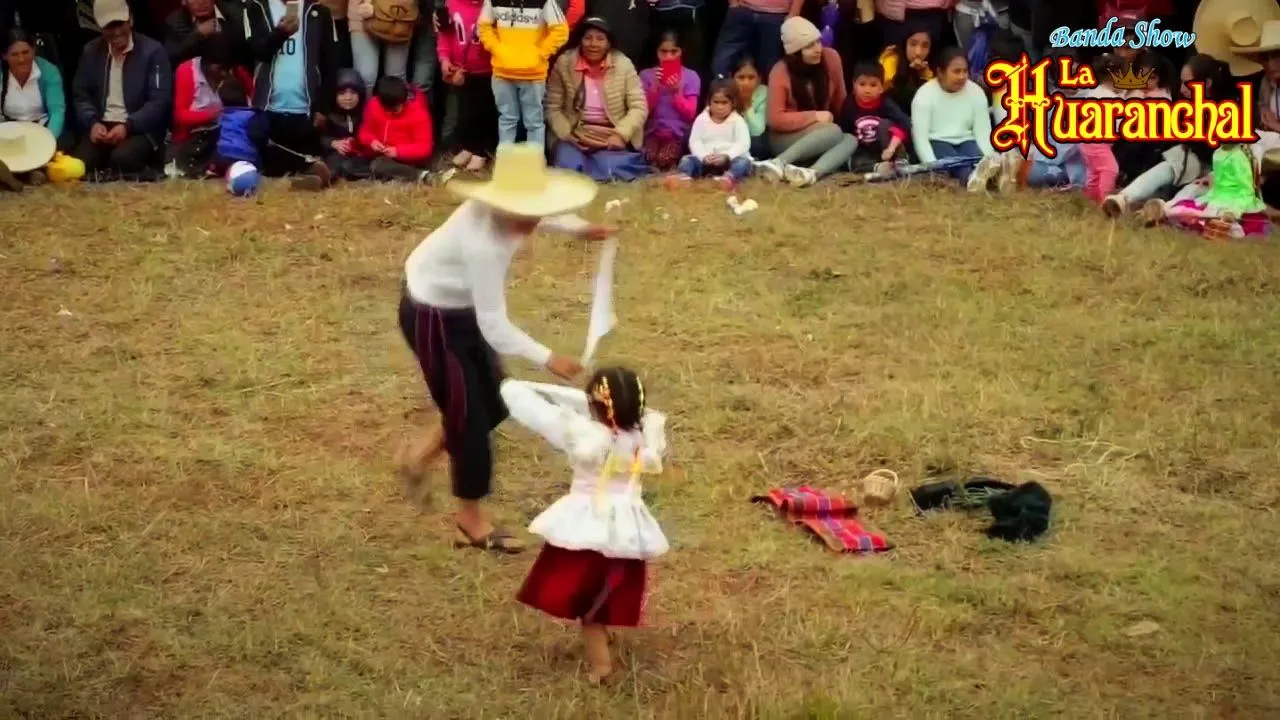 Niña Talento de 3 años bailando Huayno - Banda Show La Huaranchal /  Cajabamba 2019 - YouTube