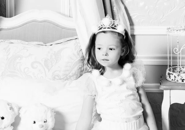 Niña en vestido de princesa en blanco y negro — Foto stock ...