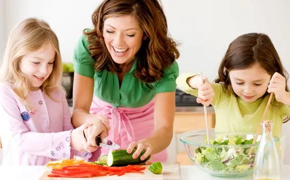 Niñas cocinando con mamá :: Imágenes y fotos