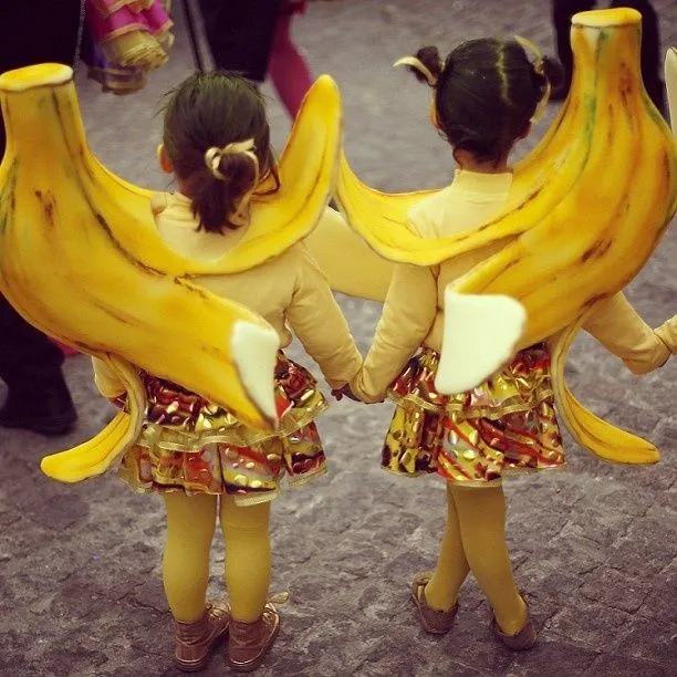Unas niñas disfrazadas de 'bananas' esperan su turno para ...