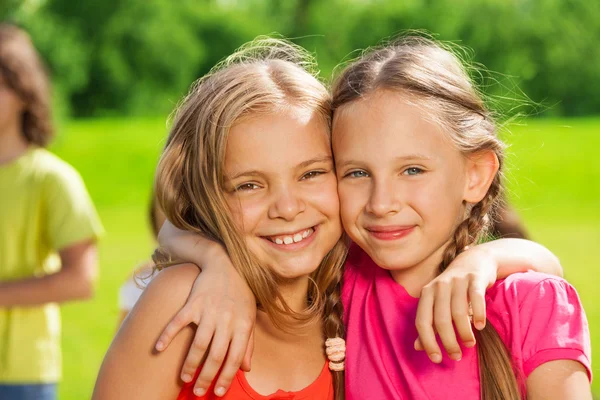 dos niñas felices abrazos — Foto stock © serrnovik #32012715