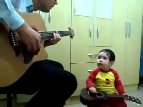 Niño De 2 Años Canta Con Su Papa Y Toca La Guitarra - YouTube