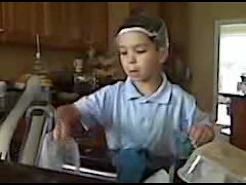 niño de 6 años lavando los platos - YouTube