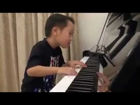 Niño de cuatro años tocando el piano