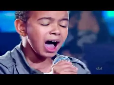 Niño brasileño con una voz como la de Michael Jackson - Agnus Dei ...