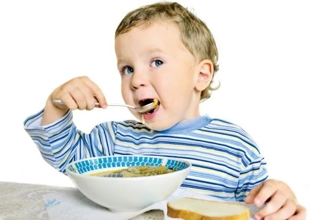 Niño cenando: "Esta sopa es muy nutritiva y fácil de digerir ...