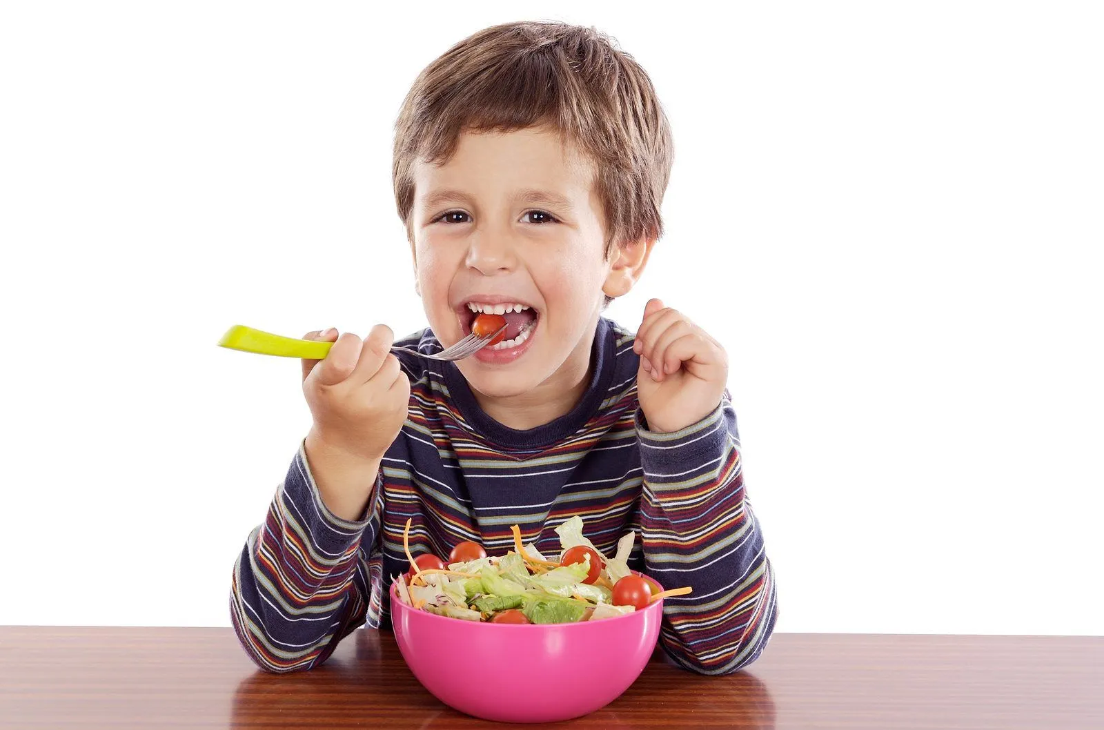 Niño comiendo ensalada :: Imágenes y fotos